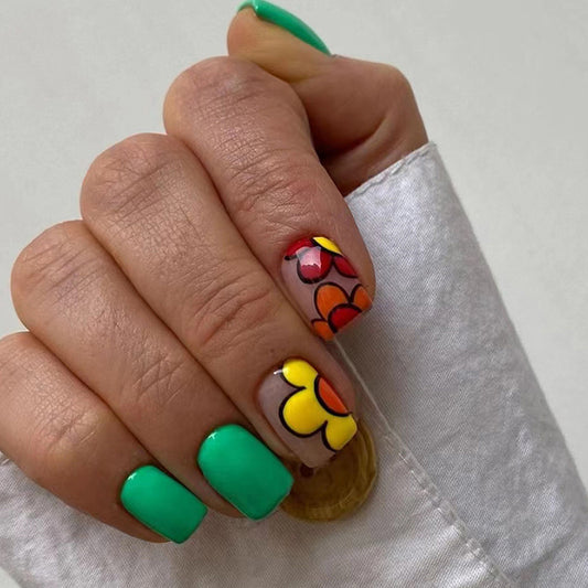 Popular Short Adorable Flower Painted Nails, Simple and Fresh Green