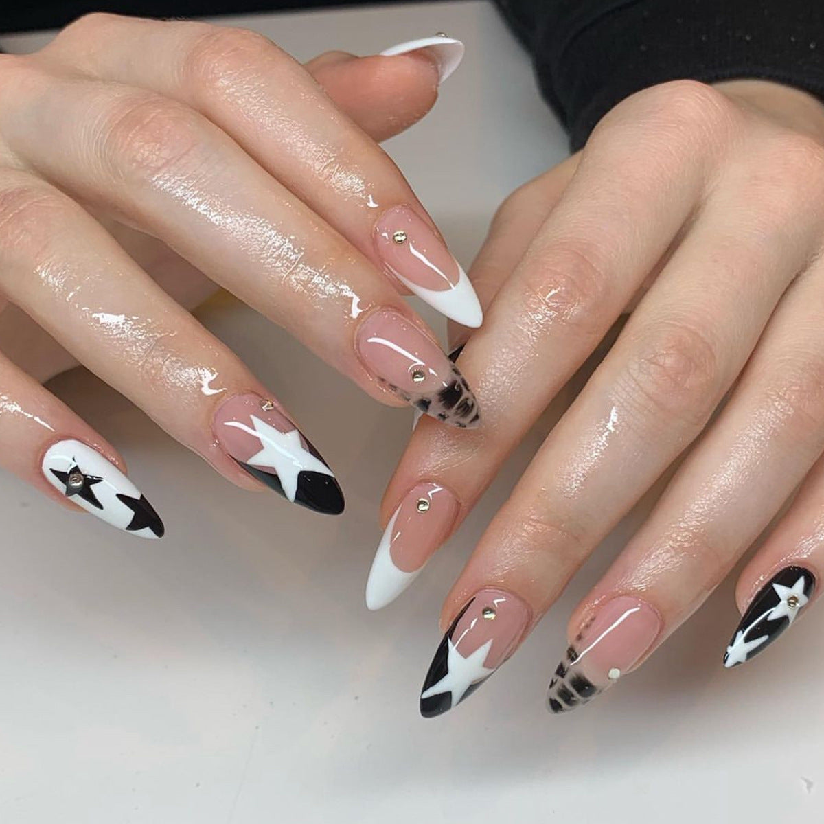 Popular New Arrival Almond Black White Star Diamond Detachable Fake Nails